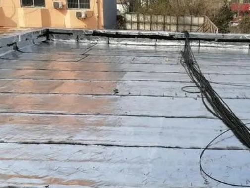 龙文卫生间漏水维修公司分享下龙文屋面楼顶防水刚性防水层施工要点。
